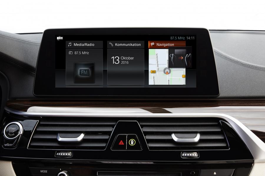 Детали интерьера BMW 540i Sedan M Sport 2017 года  (WW) (фото 65 из 98)